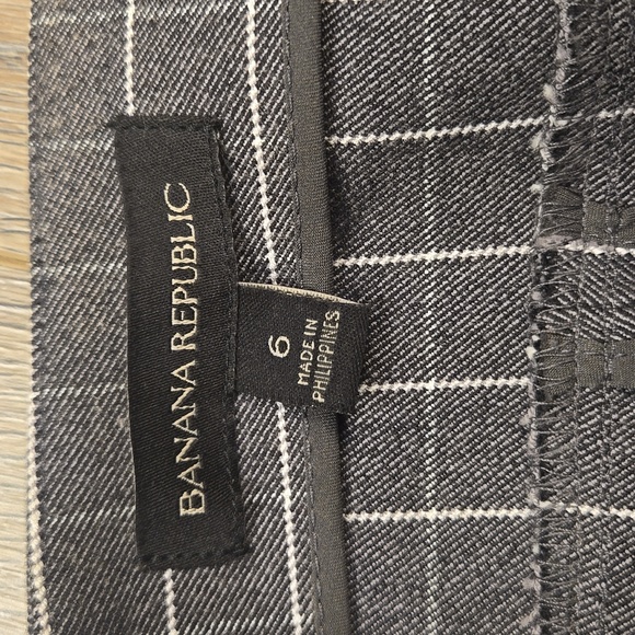 Banana Republic grey & white grid check short length skirt, size 6 - Picture 7 of 8